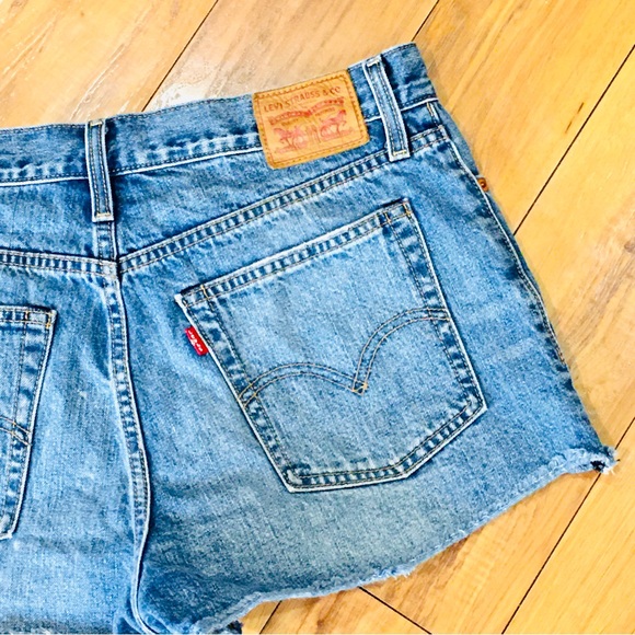 Levi Strauss blue denim shorts cut off distressed style summer 32 waist - Picture 4 of 6